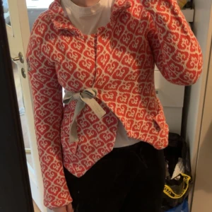 Råsa och blå kofta - Två Odd Molly koftor som aldrig har blivit använda. Den blåa är i M medans den råsa är i XS. 200kr styck eller 350kr tillsammans.Kanin, katt och hund i hemmet. Köpare står för frakt.