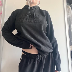 Hoodie - Det står forget the rules på den❤️