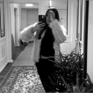 Pälsjacka  - Jättefin pälsjacka från Dennis Maglic, köpt för ett tag sen, nypris har jag för mig är 1300kr. Får tyvärr ingen större användning av den och säljer därav. Bra skick.  Hör av er vid frågor!❤️‍🔥