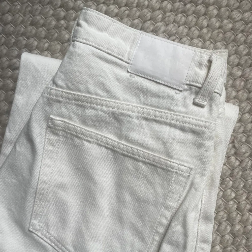 Vita jeans i modellen Rowe från weekday, knappt använda! W26 L32, ganska små i storleken, skulle säga att de är som ett par xs/s. Jeans & Byxor.