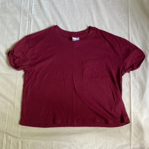 Röd T-shirt - Gullig simpel t-shirt som tyvärr inte kommer till användning:)  Skriv ifall du har fler funderingar💗