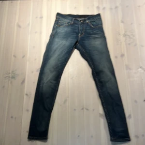 Tiger of sweden jeans  - Tja! Säljer mina riktigt snygga tiger of sweden jeans. De är i storlek 28 30 och är i väldigt bra skick. De är köpta på nk i Göteborg. Skriv om ni har några frågor 