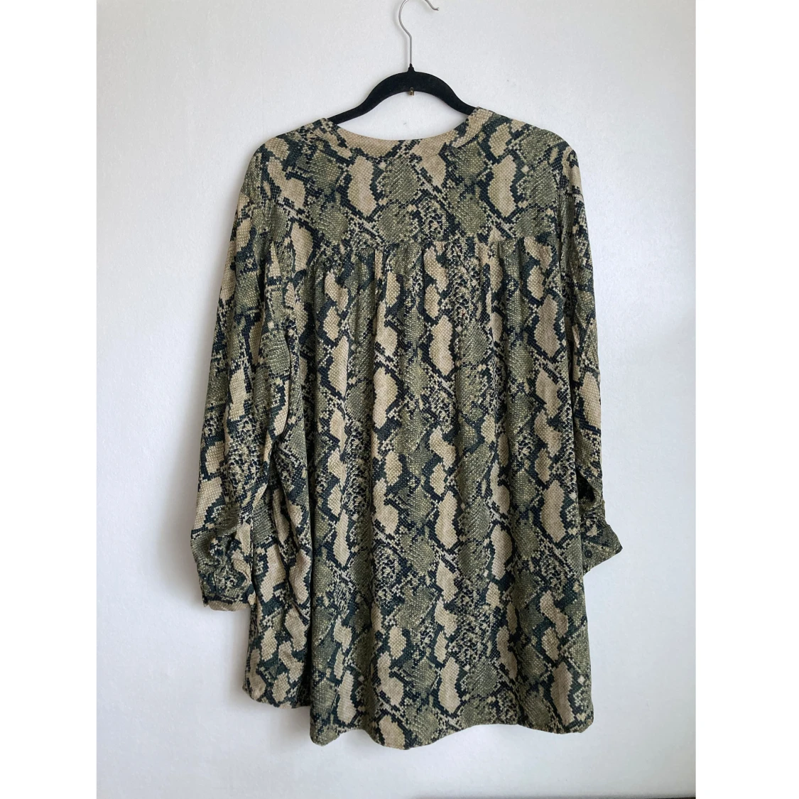 Ormmönstrad tunika, 44 L, blus, djurmönstrad, grön, beige, bohemisk, boho, khaki, brun - 90