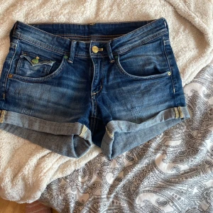 Lågmidjade jeansshorts med fickor - Jätte fina lågmidjade jeansshorts som är köpta här på Plick 💕. Men de var tyvärr för stora för mig ❤️. Det står ingen storlek men jag tror att de är storlek S 😍. Köpte för 200❤️.