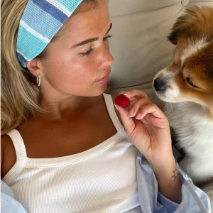 Djerf Avenue hårband  - Säljer mitt Djerf Avenue hårband som jag köpte på hennes pop up i somras. Säljer pga att jag inte passar i hårband o inte kommit till användning. Den är super fin nu till sommaren.  Fråga om ni har funderingar eller vill ha flera bilder💞 nypris 450kr