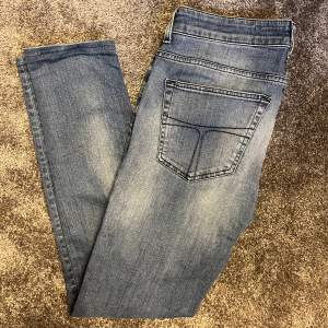 Tja! Nu säljer vi dessa feta jeans från tiger of Sweden med jäkla snygg tvätt. Modellen heter Slender och de är uppsydda i benen så är lite kortare än 34 vanligtvis.