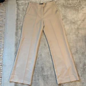 Kostymbyxor  - Jättesnygga kostymbyxor från Asos som får rumpan att se jävligt bra ut :) Säljer den då den inte passar mig längre, tyvärr!