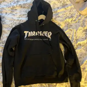 En svart Thrasher hoodie, defekterna är ett hål vid fickan, lite trasiga vid ärm slutet och slitet märke (syns på bilderna) 💕
