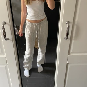 Linnebyxor beige🙌🏼 - Jag säljer ett par linnebyxor som är lågmidjade eftersom dessa är lite korta för mig i benen, jag är 1,60 cm lång. De har ingen riktig stolek eftersom min mamma har sytt dessa men de passar det som är runt 1,55. Obs! Köparen står för frakten🫶🏽