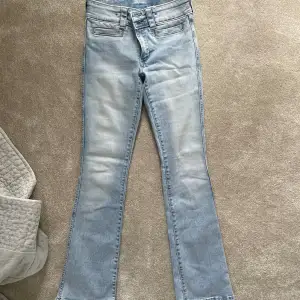Ett par bootcut jeans som i modellen ska vara lowwaist, men jag skulle säga att dem sitter mer midwaist🤗💕Aldrig använda! 
