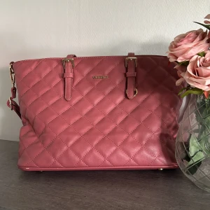 Rosa väska! 💗 - Väldigt fin rosa handväska men axelband medföljer! Väskan har många fack inuti väskan och 3 sidofack på ena sidan. Och en liten ”minipåse” inuti väskan med dragkedja. Köparen står för frakt! 