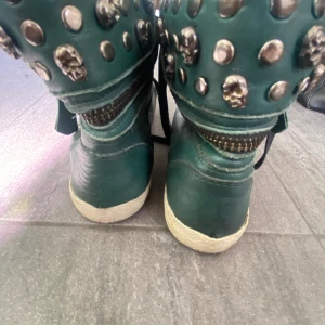 Skor från urban Project💕 - Säljer dessa super snygga skor från Urban project ertersom att de är lite små för mig. Storleken är 37 fast de sitter som 38. Orginalpris är 1100 ( det sitter en lapp i skorna när det står). Kom privat för fler bilder!!☺️🩷