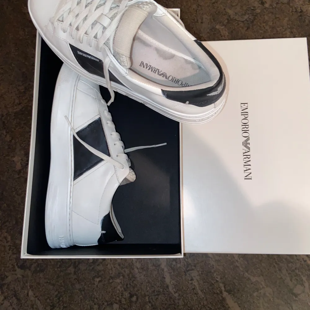 Ett par riktigt feta vit/svarta Armani skor som passar perfekt till sommarn! Nypris ca 3100kr. Hör av er vid frågor!☺️. Skor.