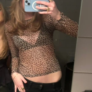 Leopard mesh tröja - Så fin genomskinlig mesh tröja i leopard mönster! 