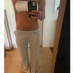 Lågmidjade linnebyxor  - Beiga super söta linnebyxor, fina detaljer på bakfickorna, lågmidjade och med vida ben❤️