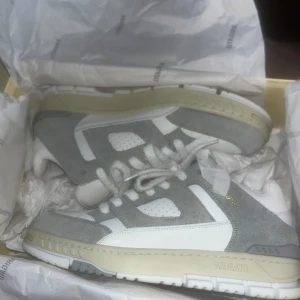 Axel Arigato Area Lo Sneaker - Kvitto finns sprillans nya endast testade en gång i butik  Cond 10/10    Köpare står för frakt.   Säljer pga att jag ångra mig med köpet, de kunde bara returneras i butiken i Göteborg och jag bor flera timmar bort.