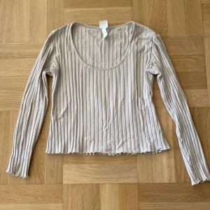Beige tröja  - Säljer en fin beige tröja i väldigt fint skick🤩🥰