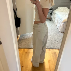 Cargo jeans Zara - Skitsnygga cargo jeans från Zara i mintgrön färg. Säljer då dom sitter för stort på mig tyvärr men dom är helt oanvända.