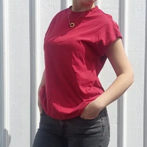 T-shirt, träning eller vardag - T-shirt från SOC, säljer för är inte min stil. Är i XS men passar mig som är M. Aldrig använd. Nypris över 200kr. Säljer även en tillhörande kofta.  Skriv vid frågor! 