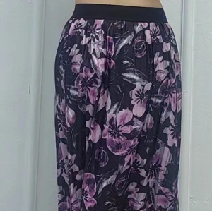 Blommig kjol  - Kjol, aldrig använd, från cellbes. Storlek 34/36. Säljer för är för liten och inte min stil. Täcker hela benen. Nypris: 300. Skriv vid frågor! 