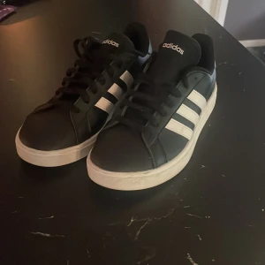 Adidas skor  - Andvända 2-3 gånger,storlek 38,dom har inga skador säljer då dom va för små