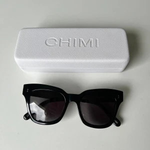 Chimi solglasögon - Svarta Chimi solglasögon i slutsålda modellen 005 Berry. Knappt använda så i princip nyskick 🙌