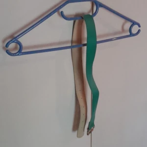 Turkost bälte - Ett turkost bälte med sex hål och en ögla.