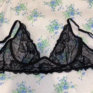 Spets bh - Spets bh, från Nelly. Hård bygel. Aldrig använd. Storlek 75D.