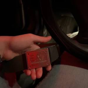 Armani Bälte - Tjena!  Säljer mitt bälte som jag använt ungefär 2 månader.   Ny 749kr men mitt pris är 400. Pris går att diskutera vid snabb affär✌🏼