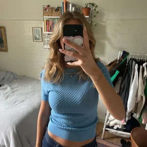 Blå T-shirt - Så snygg blå ridhuset i roligt material från zara. Två trådar som sticker ut men går säkert att fixa och inte så tydligt💓
