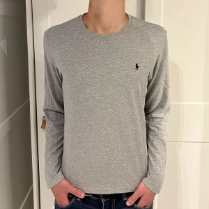 Grå Ralph Lauren tröja - Tröja från Ralph Lauren. Inga defekter på tröjan. Size S modellen är 177cm. Hör av dig vid funderingar!