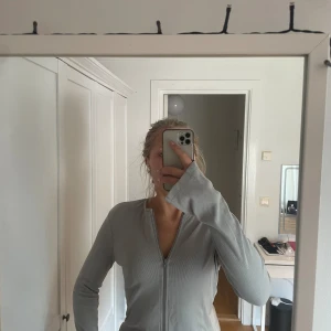 2-zip tröja - Dragkedja som går att ändra både uppifrån och nedifrån! Mkt fint skick.