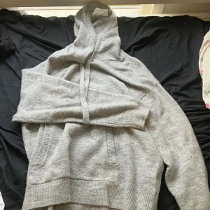 Ullstickad hoodie - Älskar och är mycket användbart!✨ Kan sänka priserna vid snabb affär. Inga defekter:) Är 164cm lång och garderob-utrensar. Kontakta mig för fler bilder💕