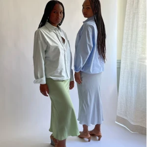 Djerf kjolar blå och grön - Blå och grön silkes liknande tyg i storlek xs i båda och kan skicka fler bilder eller egna vid intresse, säljs separat eller vid intresse båda men inte 550 för båda!!