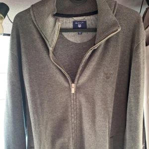 Gant zip - Tja! Säljer nu denna riktigt snygga gant zip tröjan, Skick 9/10 i storlek M.  Tveka inte på att höra av dig vid eventuella funderingar🙏 