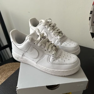 Nike air force - Nya Nike air force, använda ute en gång. Allt är annars i väldigt bra skick. Kartong finns kvar till skorna och är inköpta för 1400kr