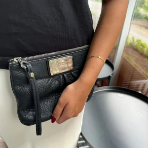 Marc Jacobs clutch  - Säljer denna skitsnygga clutchen som man kan använda som necessär eller clutch💕