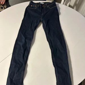 Mörk blåa Skinny jeans  - Märk blåa skinny jeans från lager 157