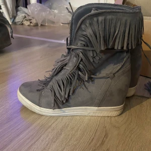 Fransskor - Säljer mina jätte fina frnasskor med kilklack 💞!! Gott skick och så fina 💞 stl 39, bara hör av dig vid frågor💞