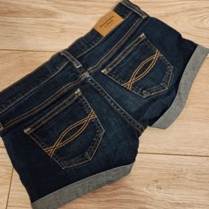 Low waist jeansshorts - Ett par lågmidjade jeansshorts ifrån abercrombie & fitch. W24 skriv för måtten 💕
