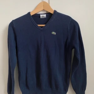Lacoste tröja  - Tröja från Lacoste i 100% bomull och fint skick! Tröjan står i US storlek men den motsvarar ungefär en XS/S