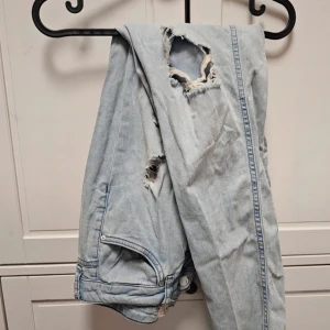 Slim jeans med revor 38 - Knappt använda. Mycket bra skick! Katt finns i hemmet.