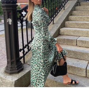 Mönstrad classy klänning  - En jätte fin classy klänning som knyts i midjan. Klänningen är använd en gång och säljs pga för stor. 