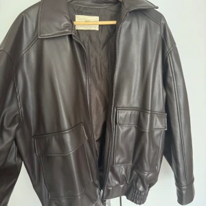 Läder jacka  - Använd men som nu 
