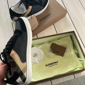 Burberry skor  - Hej säljer mina burberry skor i storlek 42. Skorna är aldrig använda, kvitto extra snören samt box hänger med!