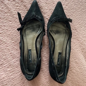 klackar  - Svarta Massimo dutti ballerina liknande skor och vita klackar. 