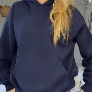 Mörkblå hoddie - KAN BYTA MOT EN GRÅ!!!Nästan aldrig använd, jätte fint skick💓