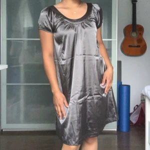 Grå silkes klänning - Rensar mammas garderob! En vintage klänning i silke i storlek S från Gina Tricot. Det står att det är storlek 36 men jag skulle säga att den passar 38. 