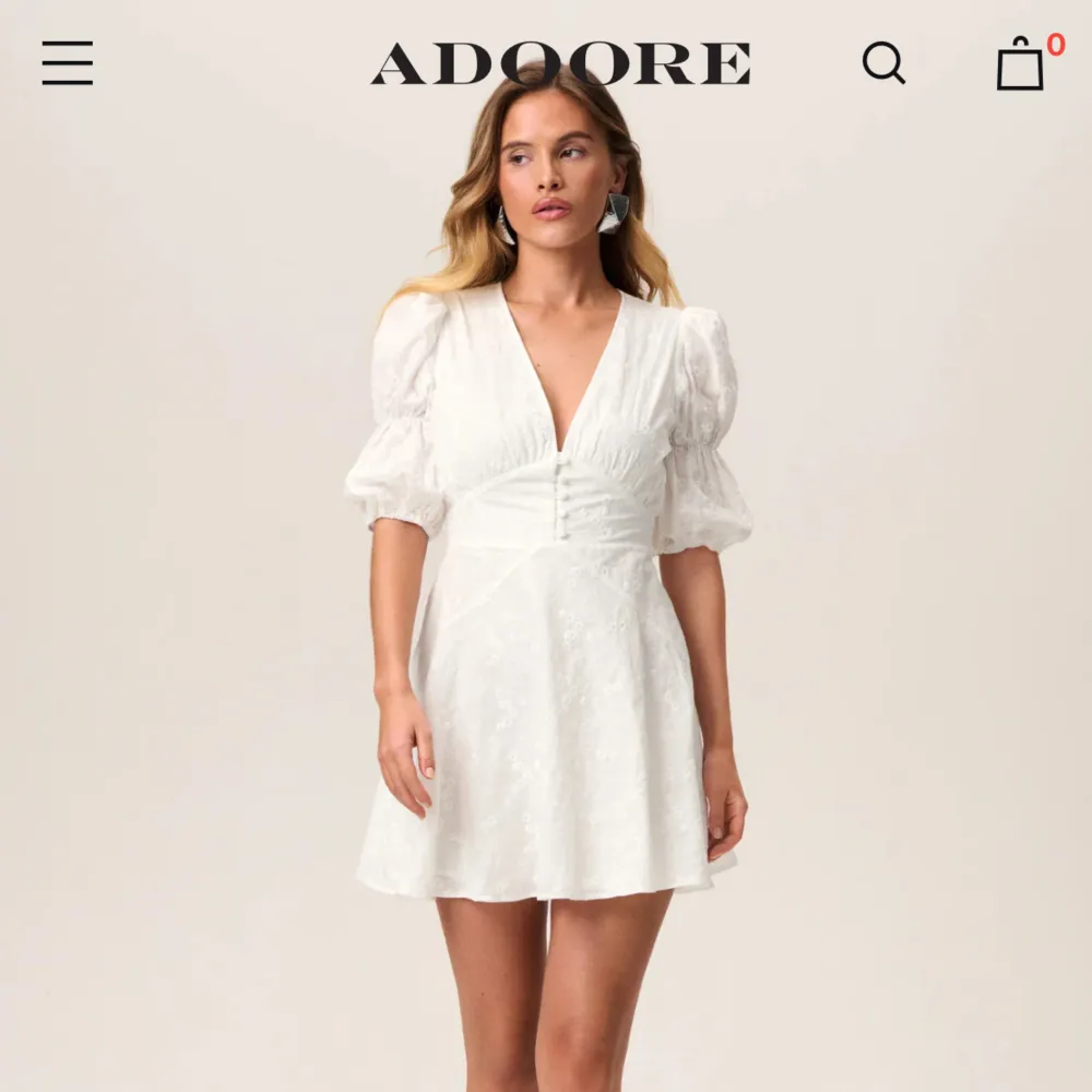 Säljer denna klänning från adoore! Jag köpte den till studenten men jag använde en annan, så den är helt ny med alla lappar kvar🩷nypris är 1495, jag säljer för 1100 men kan tänka mig gå ner i pris vid snabb affär🩷. Klänningar.