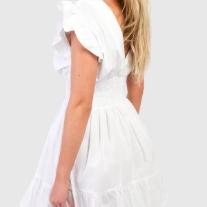 Klänning  - Jag säljer en helt ny klänning från boohoo med prislappen kvar, den är endast testad och jag säljer den pga att den är för stor. Kan gå ner i pris vid snabb affär💗